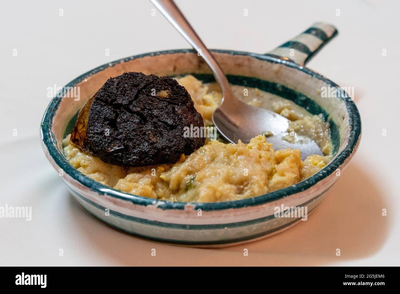 Salsiccia di sangue tradizionale portoghese Morcela con Açorda Foto Stock