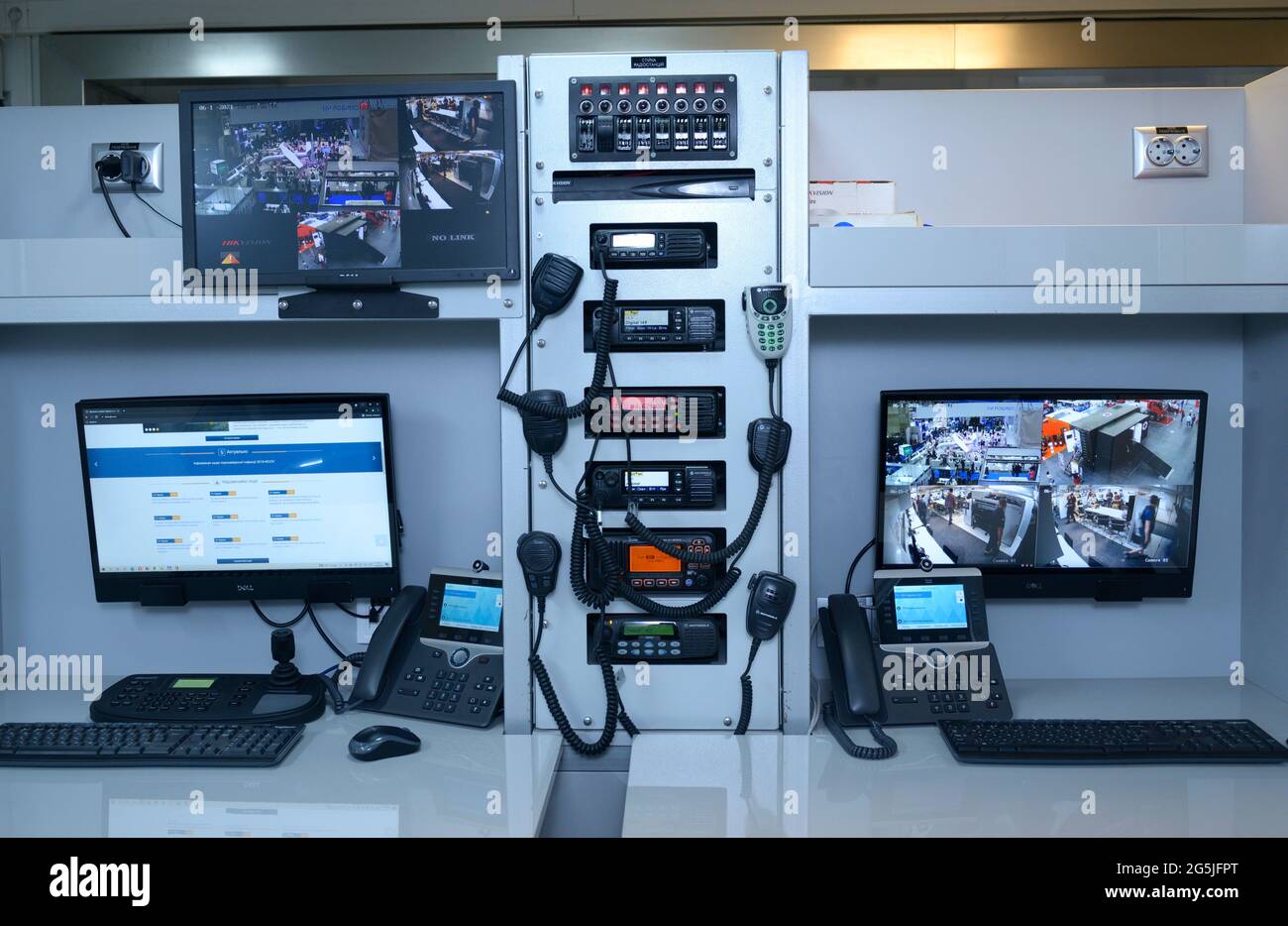 Posto di lavoro dell'operatore di emergenza, pannello di controllo, monitor di termografia, computer Foto Stock