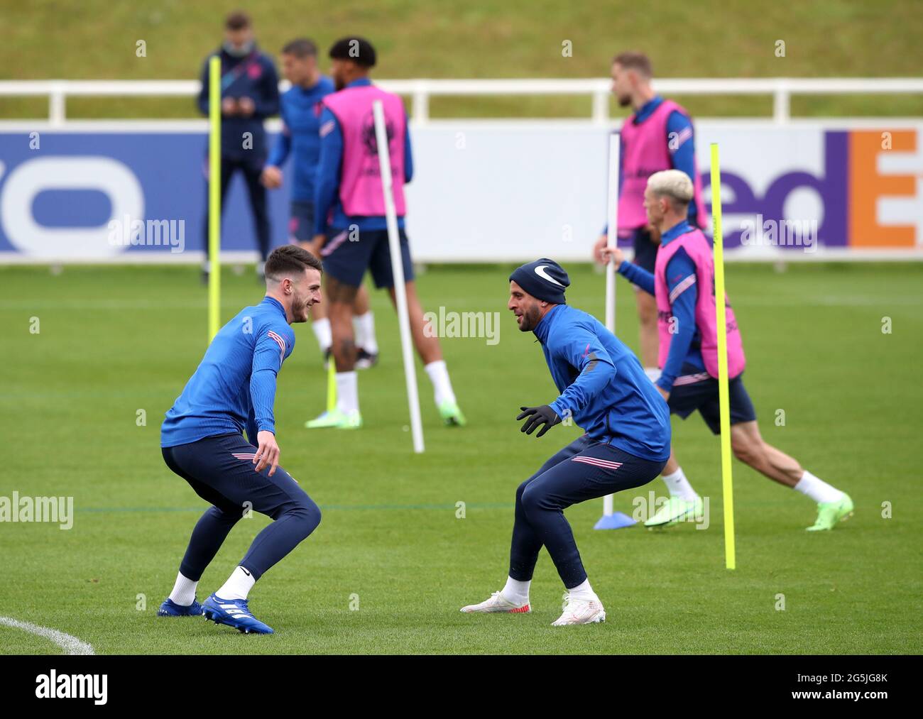 Il riso Declan dell'Inghilterra e Kyle Walker durante una sessione di allenamento al St George's Park, Burton upon Trent. Data immagine: Lunedì 28 giugno 2021. Foto Stock