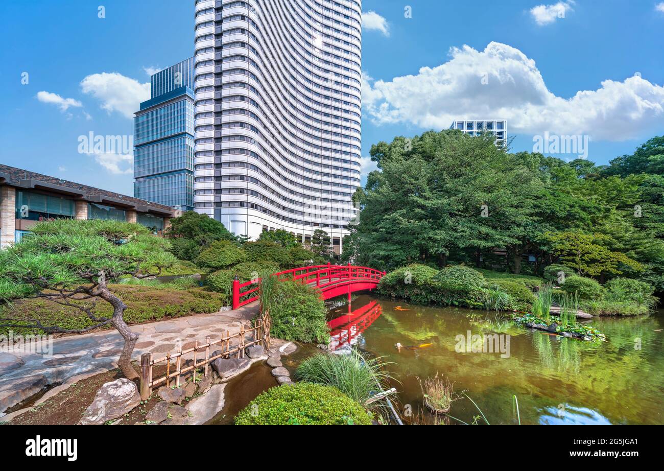 tokyo, giappone - luglio 24 2020: Tradizionale ponte di Taikobashi giapponese che il colore rosso riflette nello stagno Seisen-ike dell'Hotel New Otani Japanese GA Foto Stock
