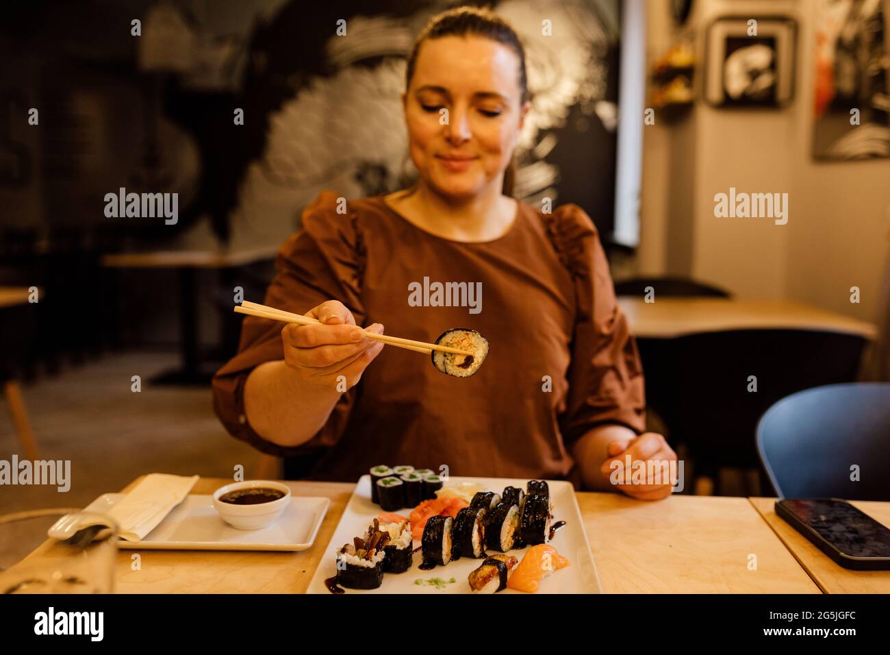 I bambini mangiano sushi al tavolo nel ristorante Foto stock - Alamy