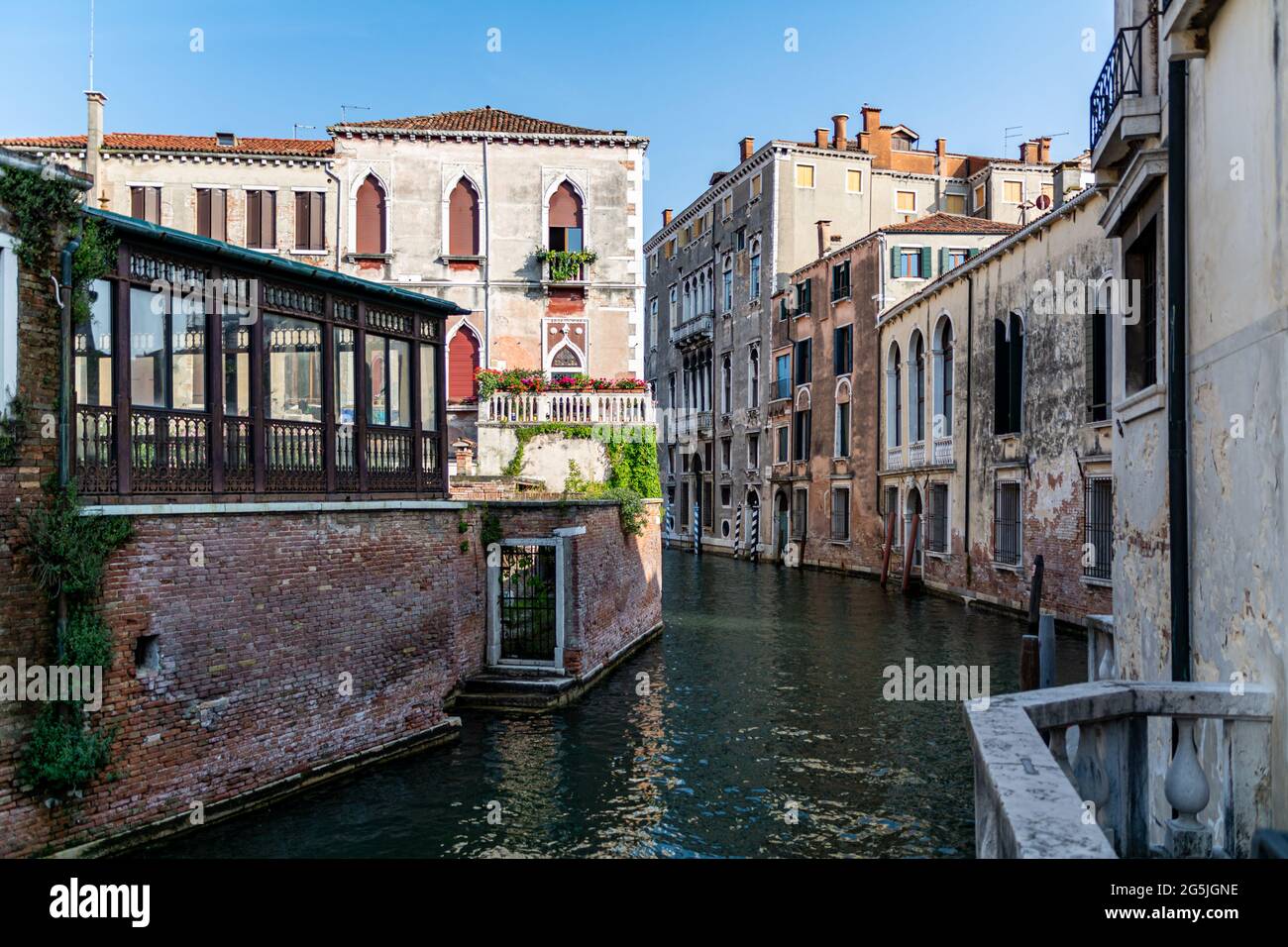 Vista romantica su un canale d'acqua (la cosiddetta Riva) a Venezia, Italia. Questi corsi d'acqua sono i principali mezzi di trasporto della città Foto Stock