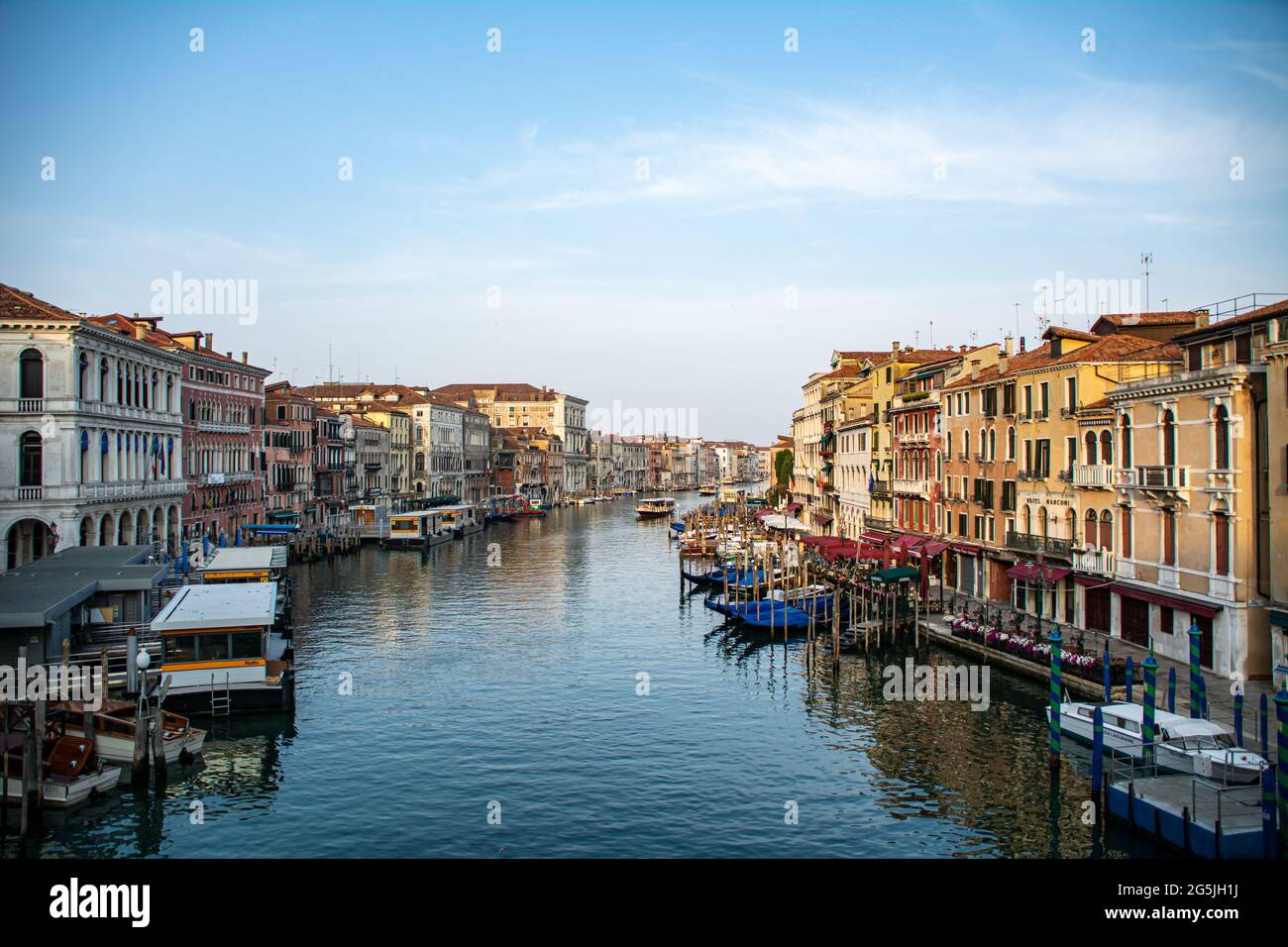 Vista mattutina sul Canal Grande a Venezia, Italia. L'atmosfera calma all'alba Foto Stock