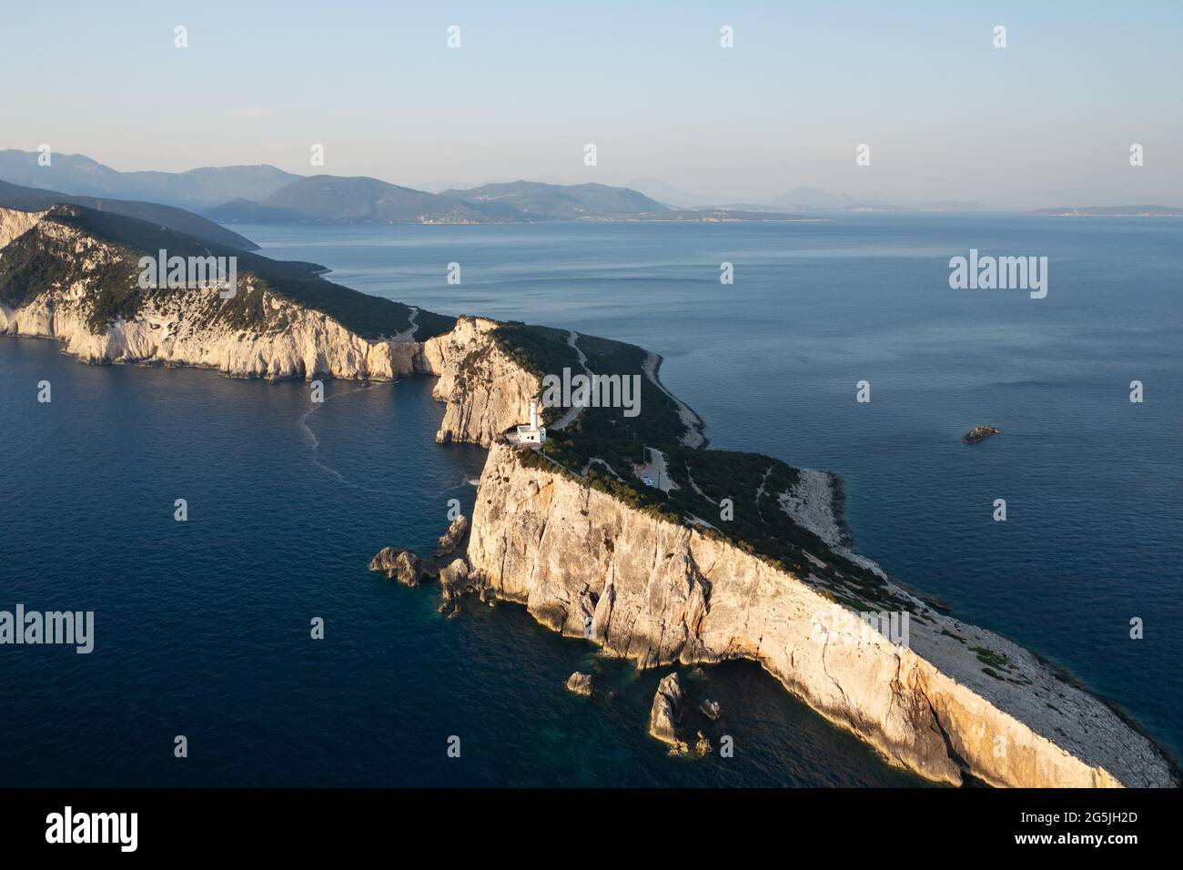 Vista aerea su un bellissimo paesaggio con il faro bianco sull'isola greca di Lefkada Foto Stock