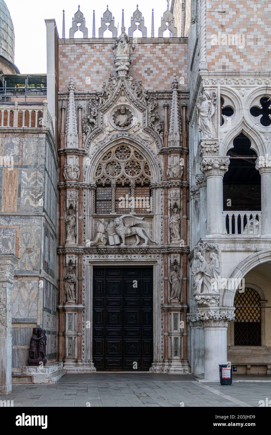 Ingresso al Palazzo Ducale con un leone alato, simbolo della città, con il Doge, San Marco, Venezia. Foto Stock