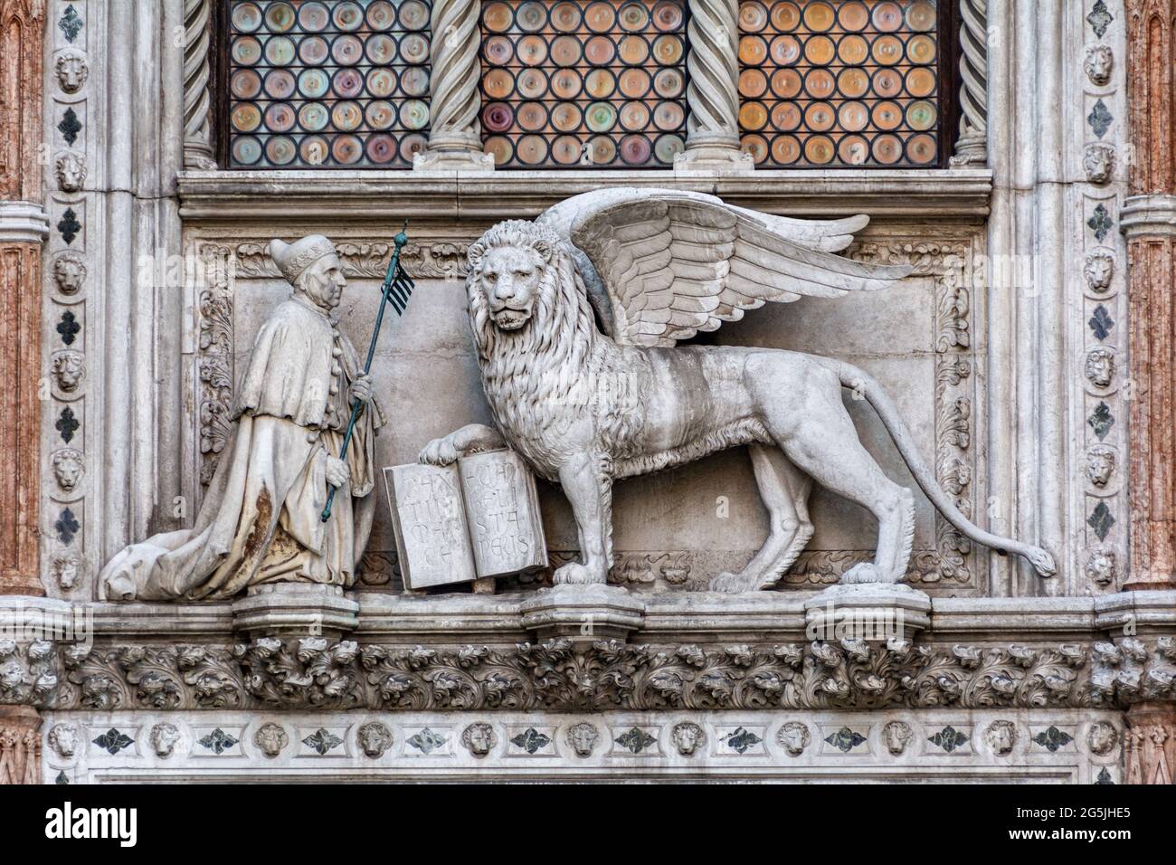 Leone alato, simbolo della città, con il Doge, sul Palazzo Ducale, San Marco, Venezia. Foto Stock