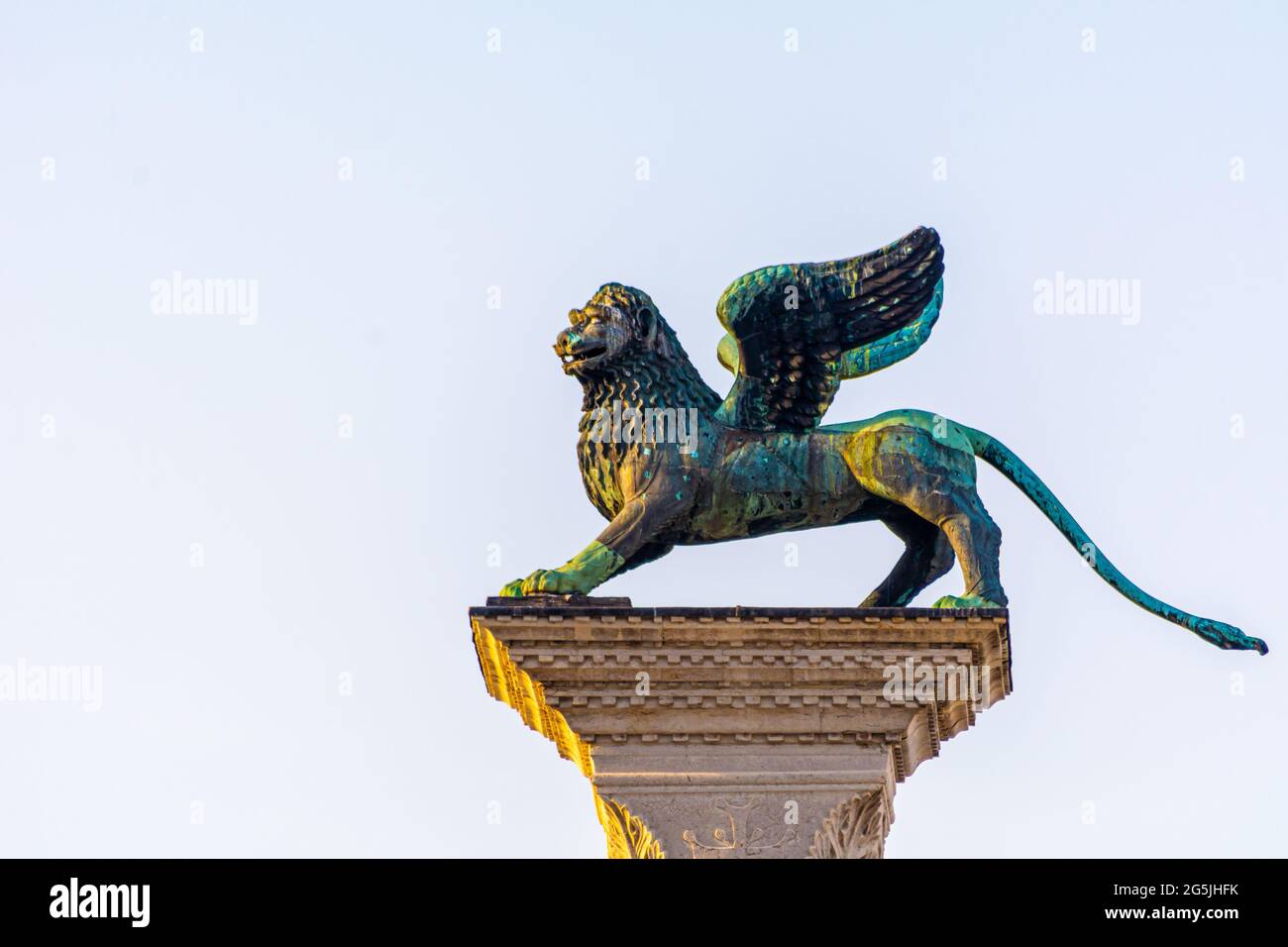 Statua del Leone alato in Piazza San Marco (Piazza San Marco`s) su sfondo azzurro, Venezia, Italia. Foto Stock