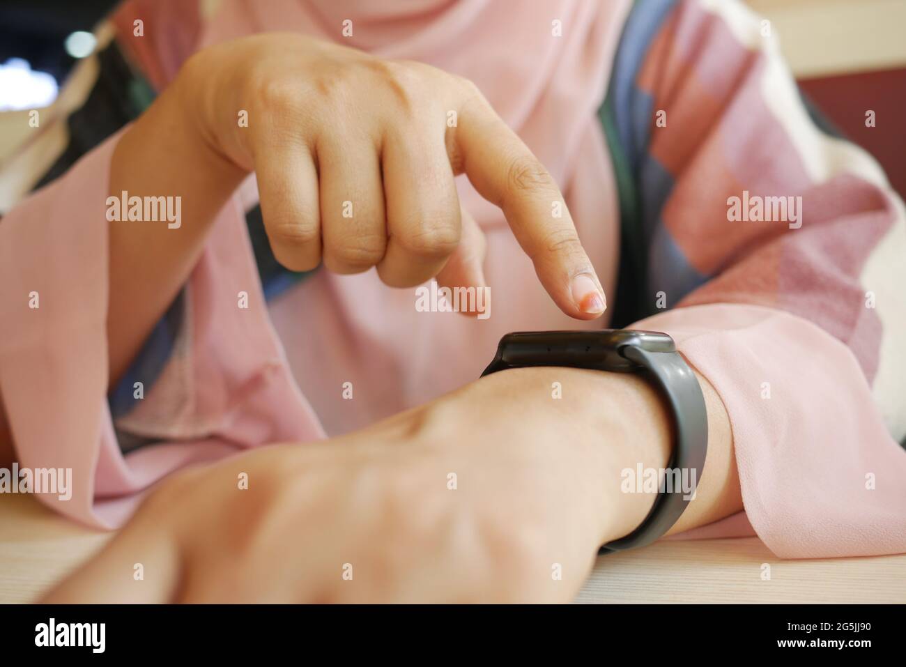 le donne controllano il tempo a mano su un orologio intelligente, Foto Stock