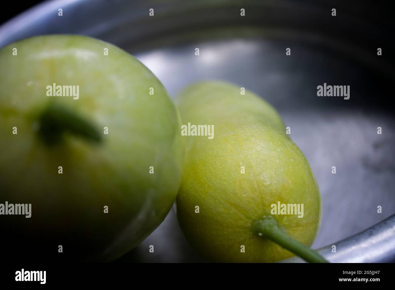 Cetriolo fresco verde isolato su un piatto Foto Stock