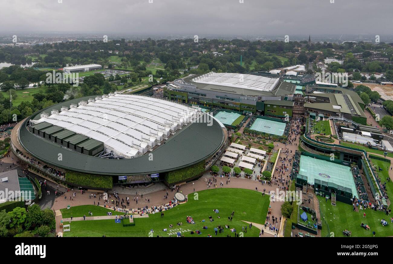 Una foto aerea del drone dei campi il giorno uno di Wimbledon all'All England Lawn Tennis and Croquet Club, Wimbledon. Data immagine: Lunedì 28 giugno 2021. Foto Stock