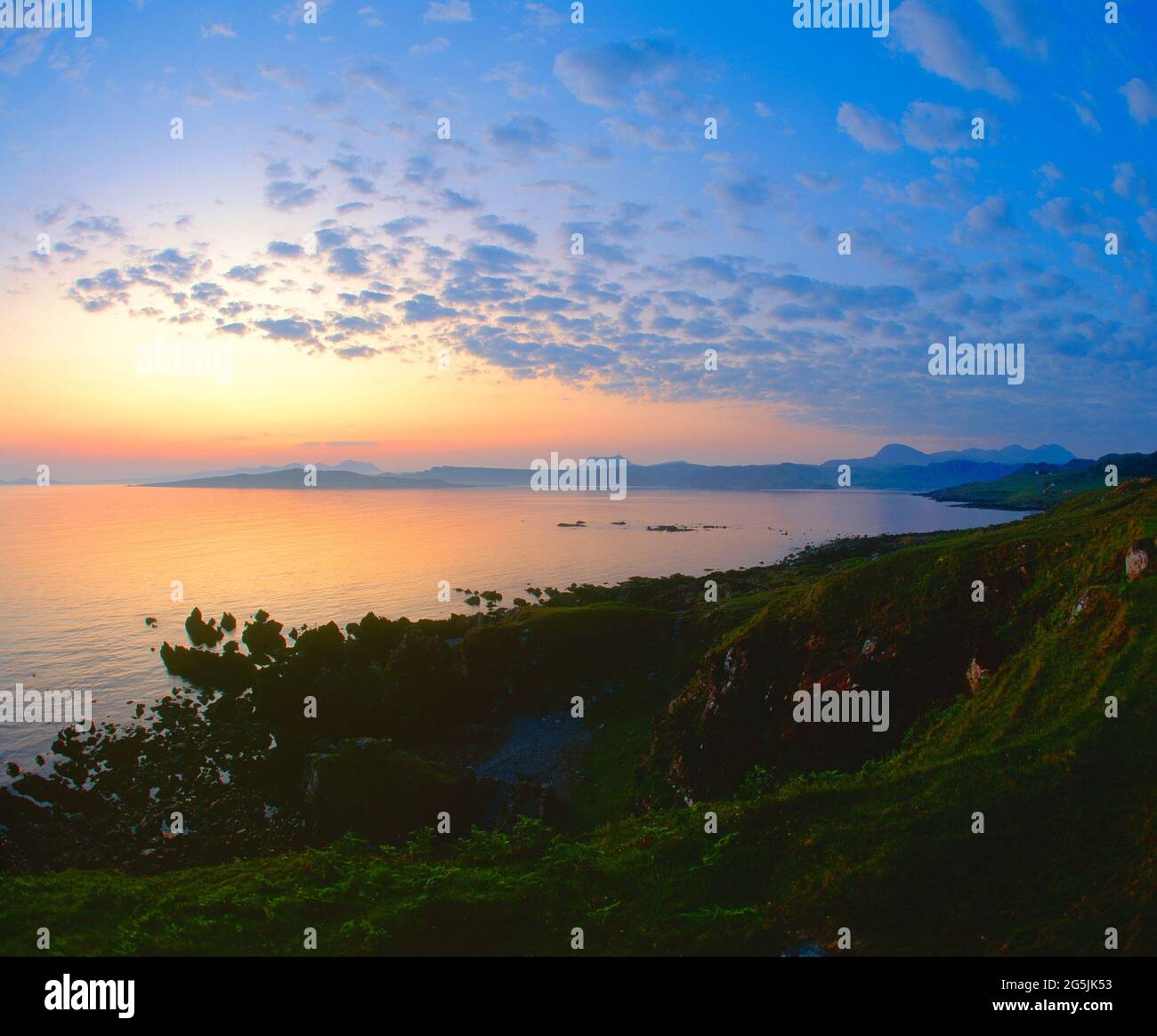 Regno Unito, Scozia, Wester Ross, Dawn Over Gruinard Bay, con Gruinard Island, Foto Stock