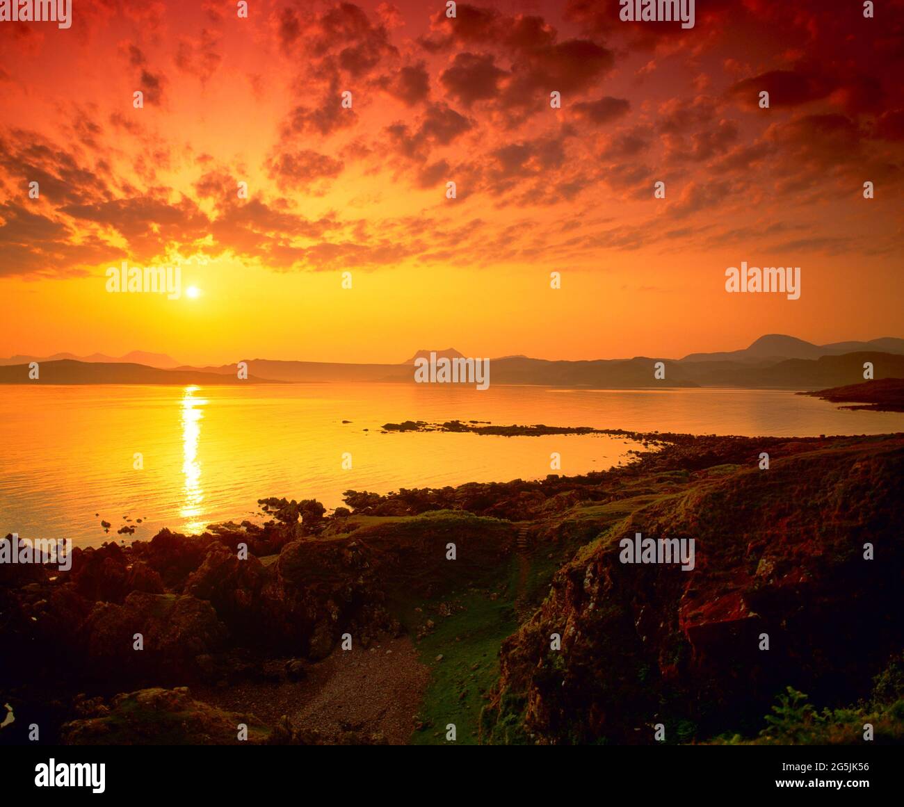 Regno Unito, Scozia, Wester Ross, alba su Gruinard Bay, con Gruinard Island, Foto Stock