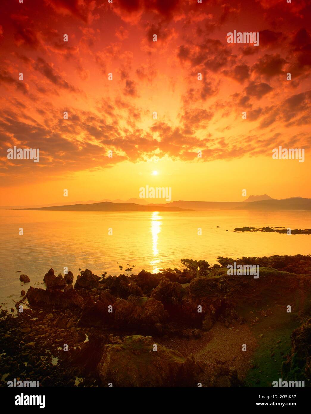 Regno Unito, Scozia, Wester Ross, alba su Gruinard Bay, con Gruinard Island, Foto Stock