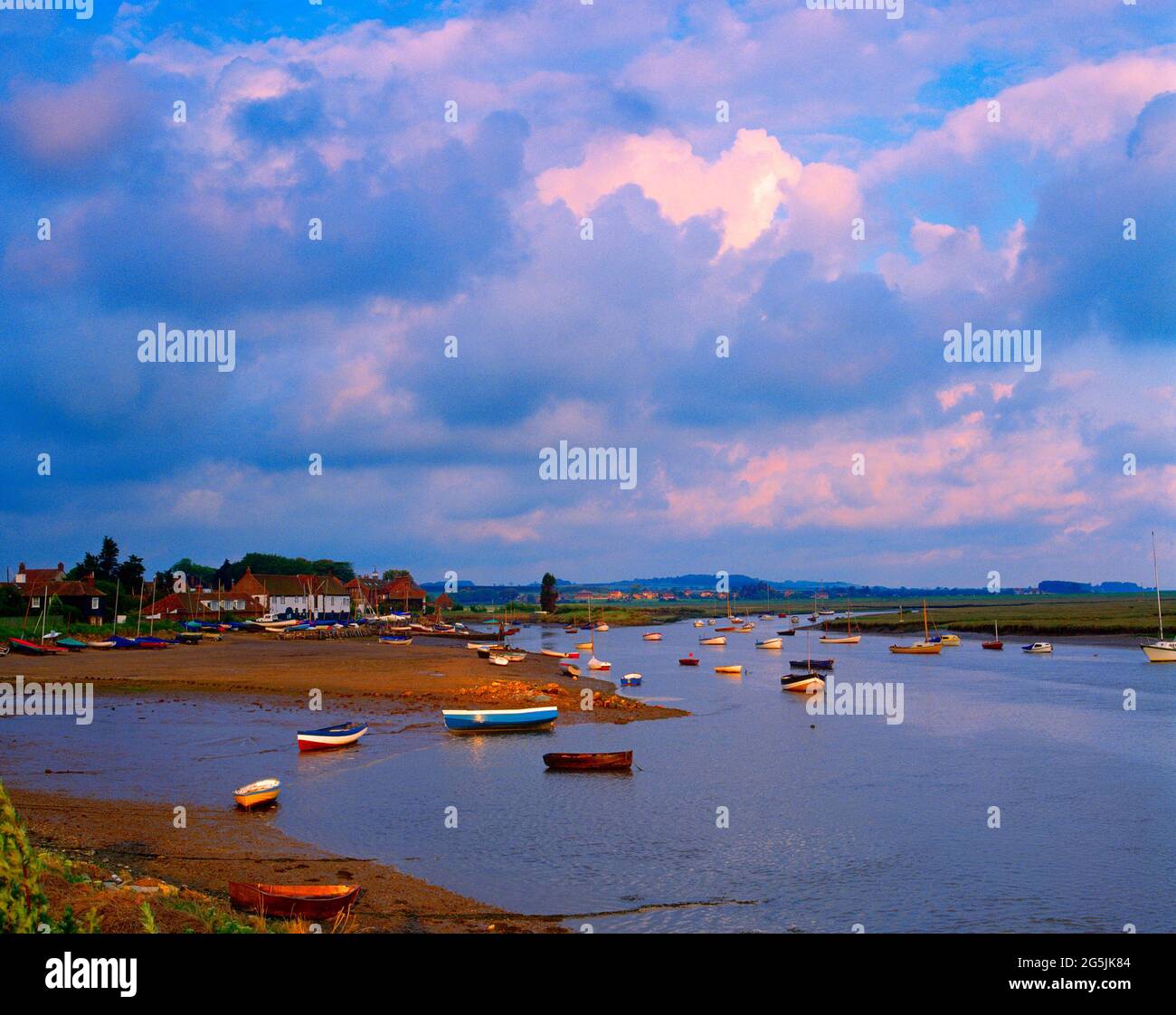 Regno Unito, Norfolk, Brancaster Staithe, bassa marea, alba, Foto Stock