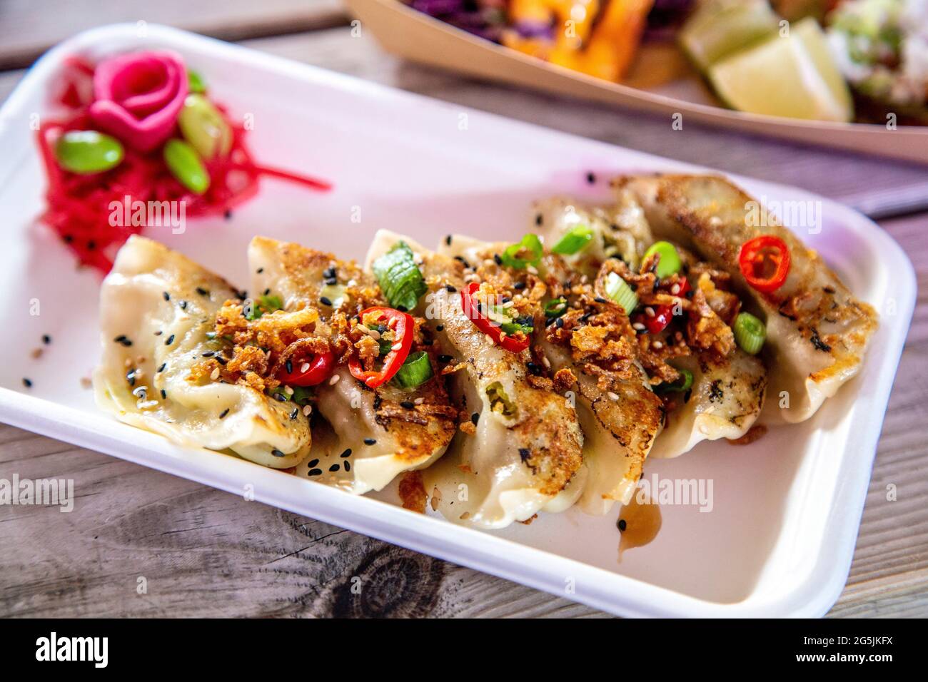 Rainbo edamame gyoza gnocchi al mercato alimentare di Flat Iron Square, Londra, Bridge, Londra, Regno Unito Foto Stock