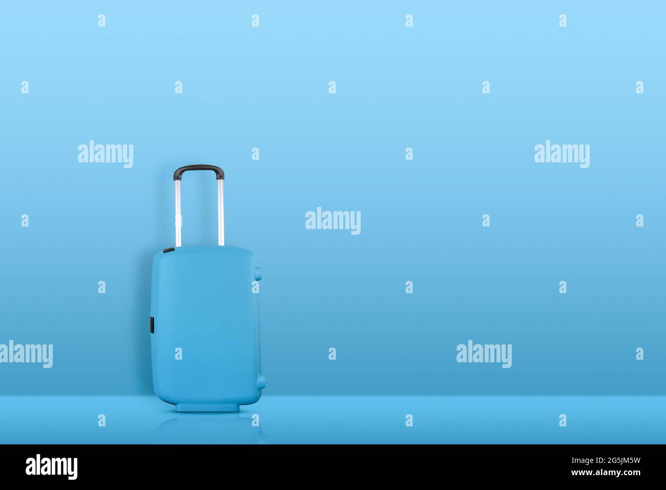 Concetto di viaggio e vacanza con valigia blu contro parete blu. Foto Stock