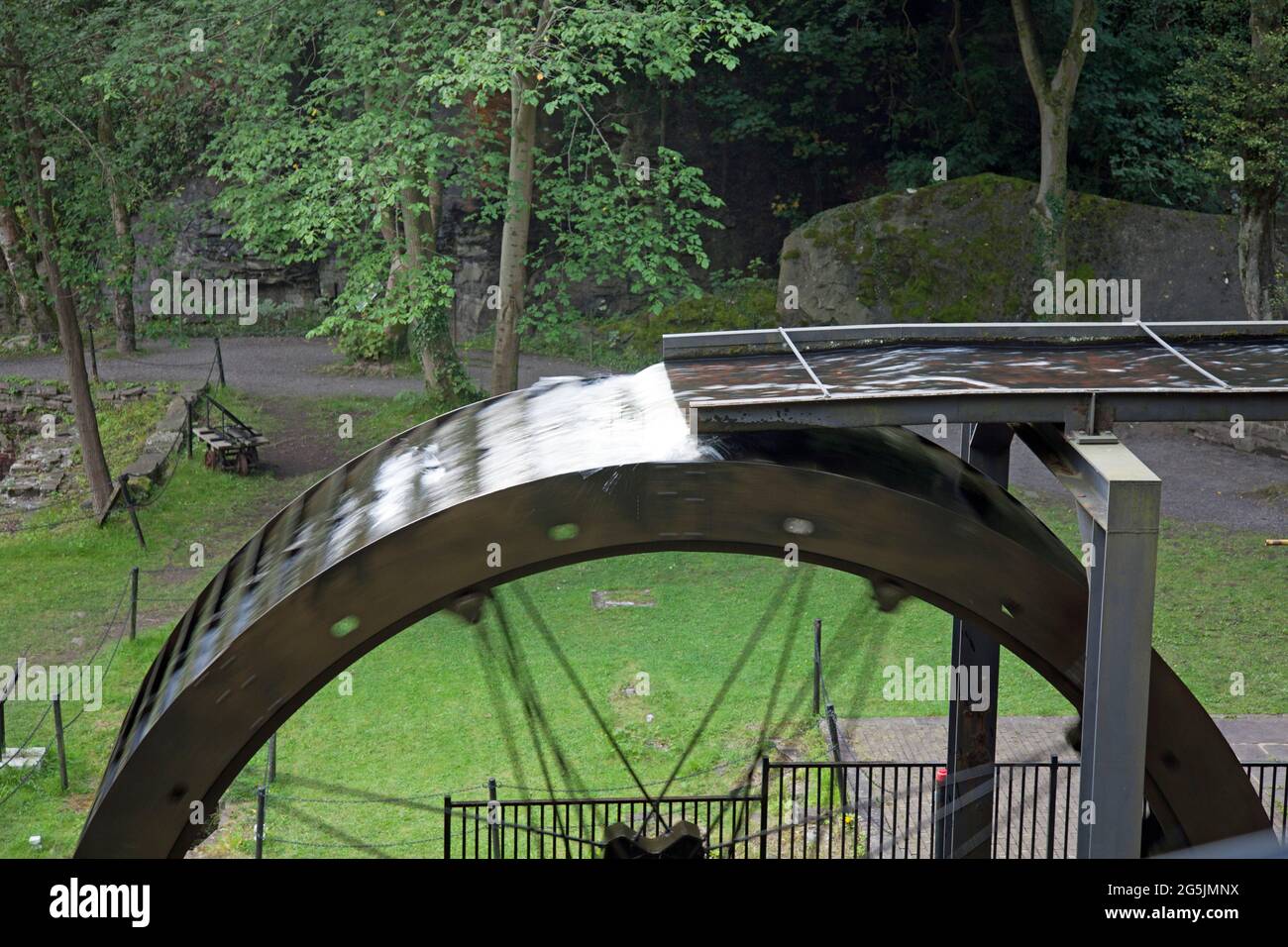 Ruota ad acqua ad Aberdulais, Neath, Galles. Tempo di esposizione lungo, che mostra la ruota in funzione Foto Stock