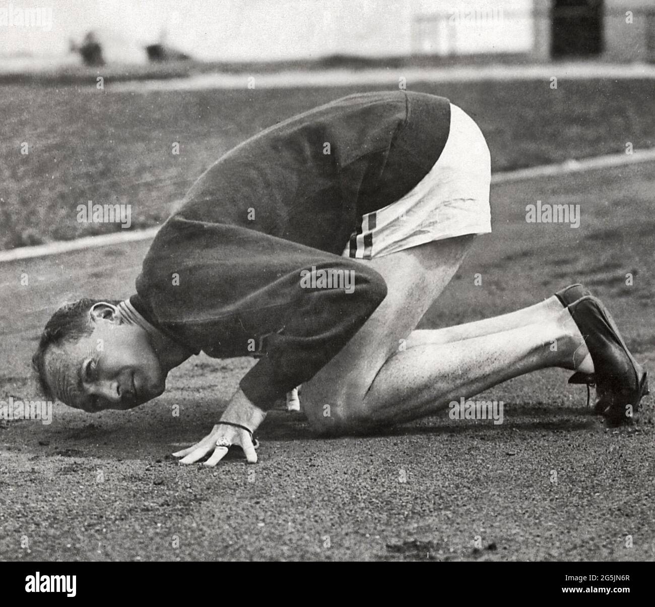 Scholz ispeziona la pista prima della sua gara olimpica di 200 m nel 1928 ad Amsterdam, Paesi Bassi Foto Stock