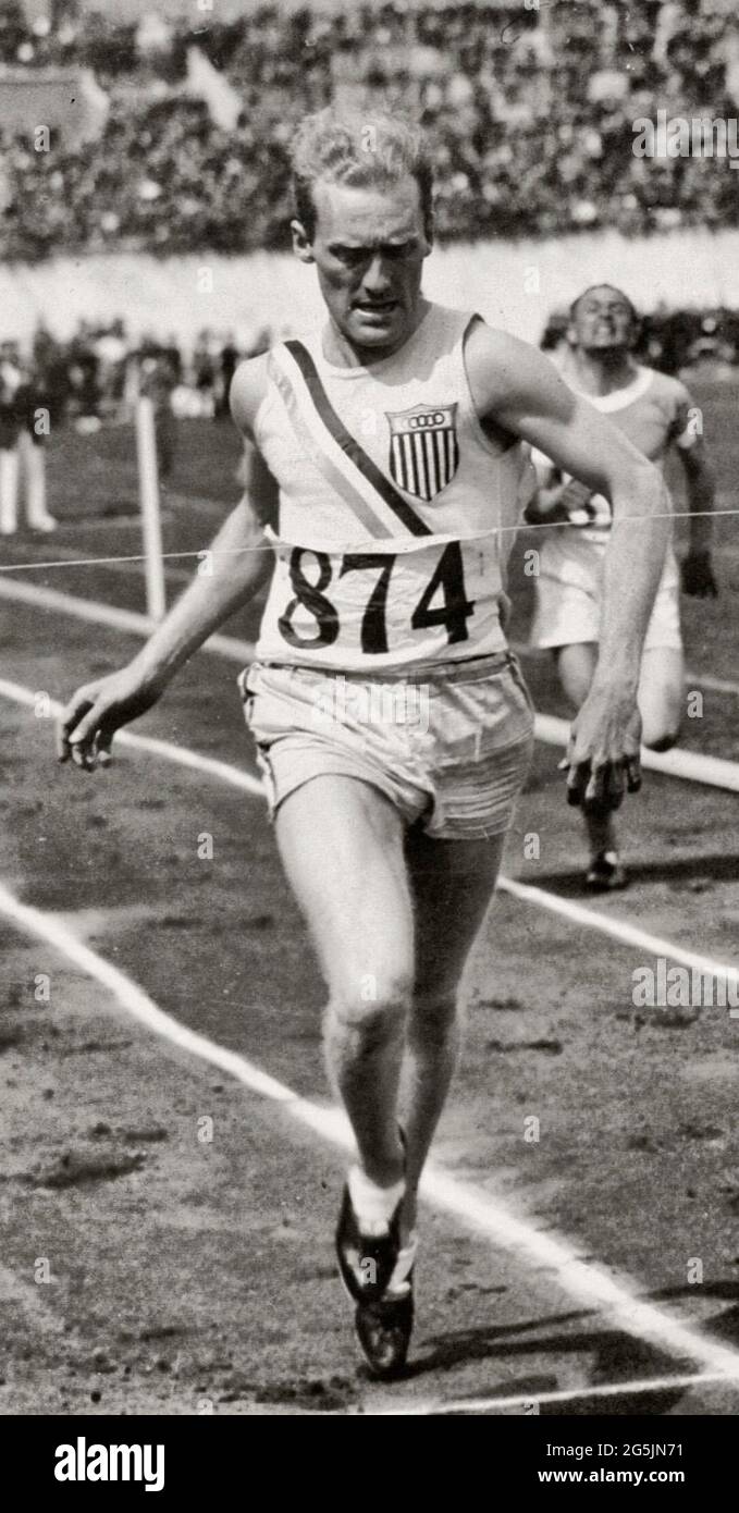 Frederick Morgan Taylor è stato un hurdler americano e il primo atleta a vincere tre medaglie olimpiche negli ostacoli da 400 m. Era portatore di bandiera per gli Stati Uniti alle sue ultime Olimpiadi nel 1932. Foto qui alle Olimpiadi del 1928 ad Amsterdam, Olanda Foto Stock