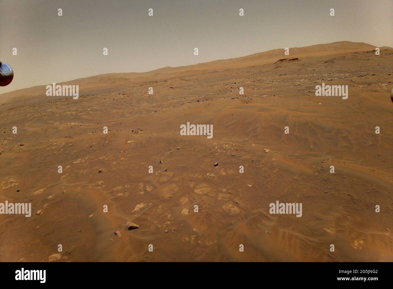 Washington, Stati Uniti. 28 Giugno 2021. Questa immagine che guarda ad ovest verso l'unità geologica di Seitah su Marte è stata presa dall'altezza di 33 piedi (10 metri) dall'elicottero Ingenuity Mars della NASA durante il suo sesto volo il 22 maggio 2021. Crediti NASA/UPI: Notizie dal vivo UPI/Alamy Foto Stock
