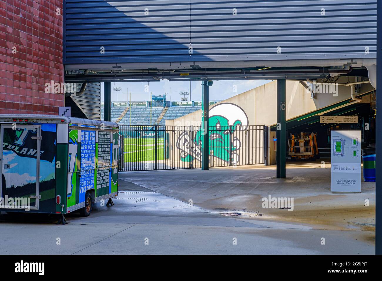 NEW ORLEANS, LA, USA - 24 GIUGNO 2021: Ingresso degli studenti allo Yulman Stadium nel campus della Tulane University Foto Stock