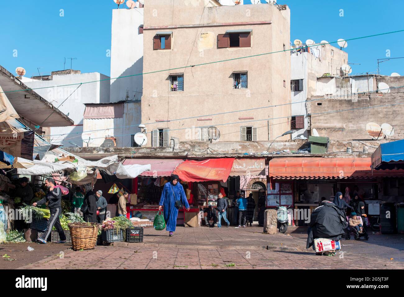 CASABLANCA - DEC 28: Piccola piazza cittadina come tradizionale mercato di strada del cibo marocchino con la gente a Casablanca, dicembre 28. 2017 in Marocco Foto Stock