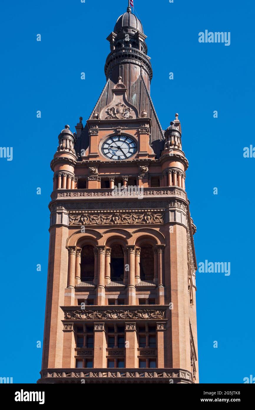 cupola della torre campanaria e orologio del caratteristico edificio del municipio di milwaukee, wisconsin Foto Stock