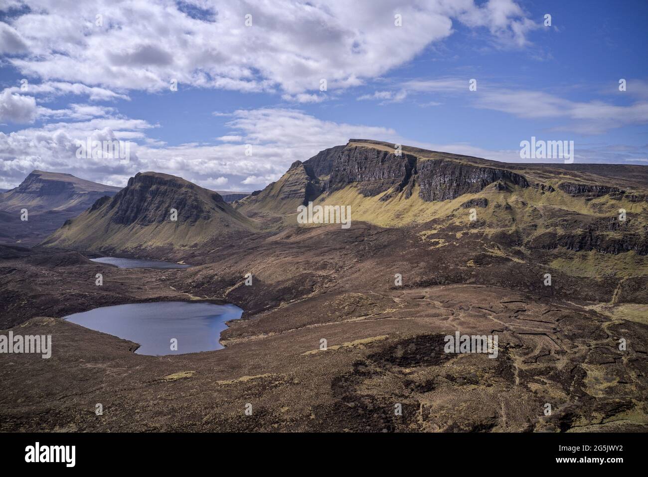 il quiraing vicino a staffin isola di skye giorno di sole guardando a sud su due piccoli laghi Foto Stock