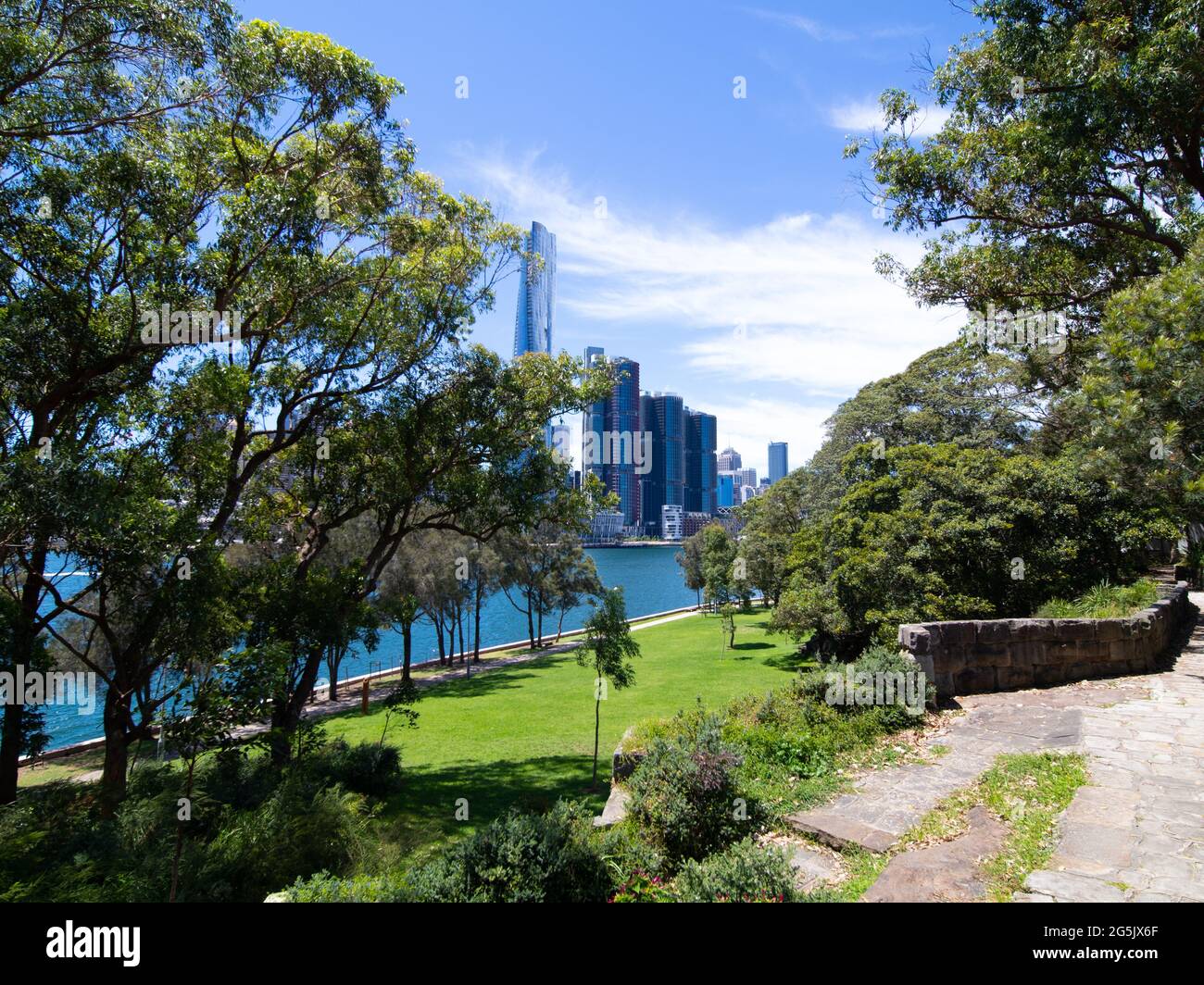 Vista del porto di Sydney e CDB su un bel cielo azzurro cielo azzurro mare limpido barche yacht e traghetto edifici residenziali e commerciali Australia Foto Stock