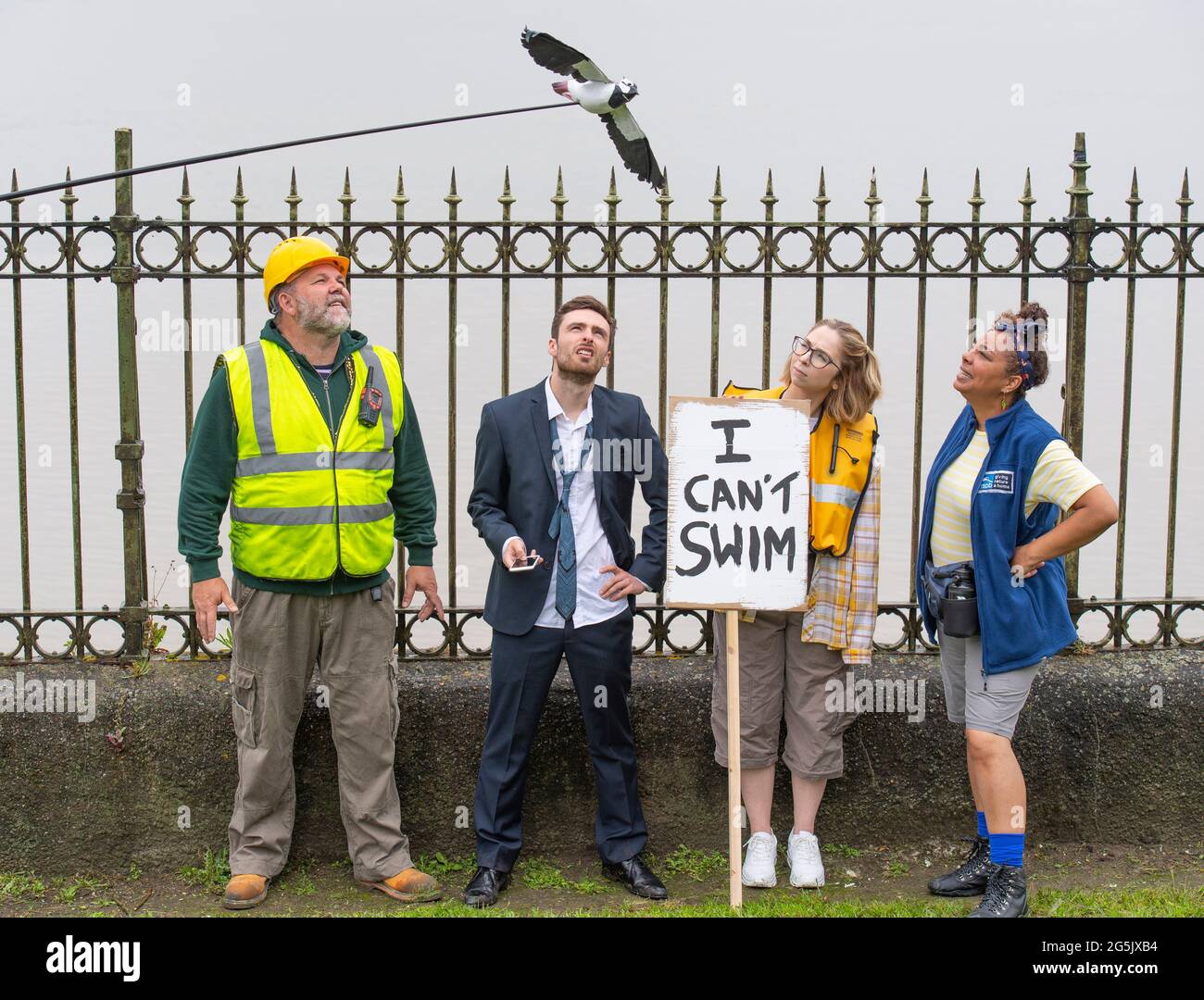 Purfleet, Essex, Regno Unito. 28 giugno 2021. Una Co-commissione creativa estuario con il Teatro della Regina Hornchurch, La produzione di 'Tales from the Thames' è la prima di una nuova serie di entusiasmanti co-commissioni Creative Estuary, l'iniziativa che mira a mettere in mostra 60 miglia della regione del Nord Kent e del Sud Essex come una delle aree più dinamiche e creative del Regno Unito in tutto Il Regno Unito – lavorando in questa occasione con il Queen’s Theatre Hornchurch. Il cast di attori in costume accanto all'estuario del Tamigi a Purfleet dove si terrà la prima produzione. Cast: Tim Freeman; mia Jerome; Tom Mangan; Lisa Foto Stock