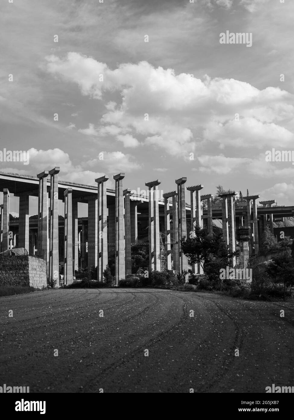 Enormi pilastri in cemento per l'autostrada in costruzione in Cina Foto Stock