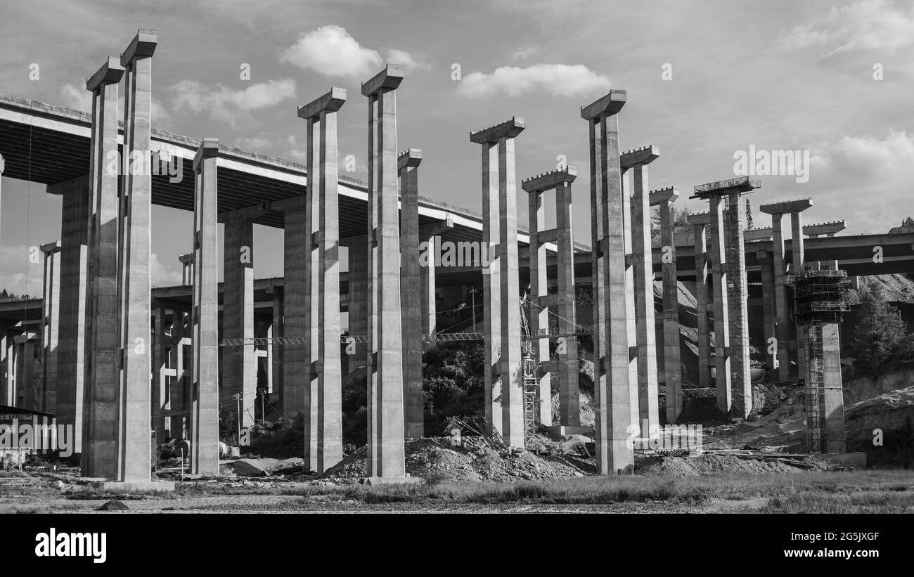 Enormi pilastri in cemento per l'autostrada in costruzione in Cina Foto Stock