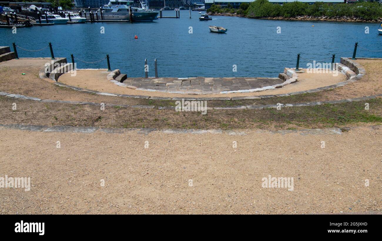 Vista del porto di Sydney e CDB su un bel cielo azzurro cielo azzurro mare limpido barche yacht e traghetto edifici residenziali e commerciali Australia Foto Stock