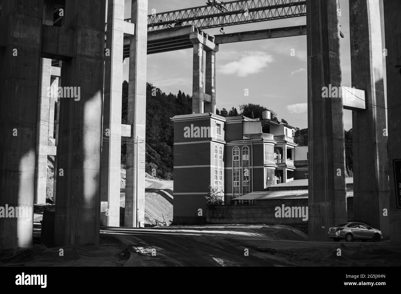 Enormi pilastri in cemento per l'autostrada in costruzione in Cina Foto Stock