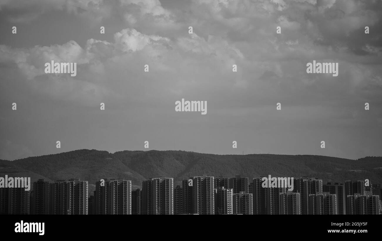 Molti edifici sotto il cielo monocromatico nella città cinese Foto Stock