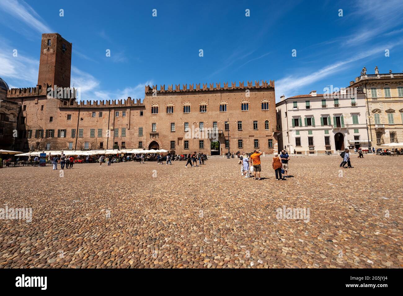 Mantova. Piazza Sordello con la Torre medievale della Cage, antica prigione del XIII secolo, Palazzo Gonzaga Guerrieri e Palazzo Bonacolsi Castiglioni. Foto Stock