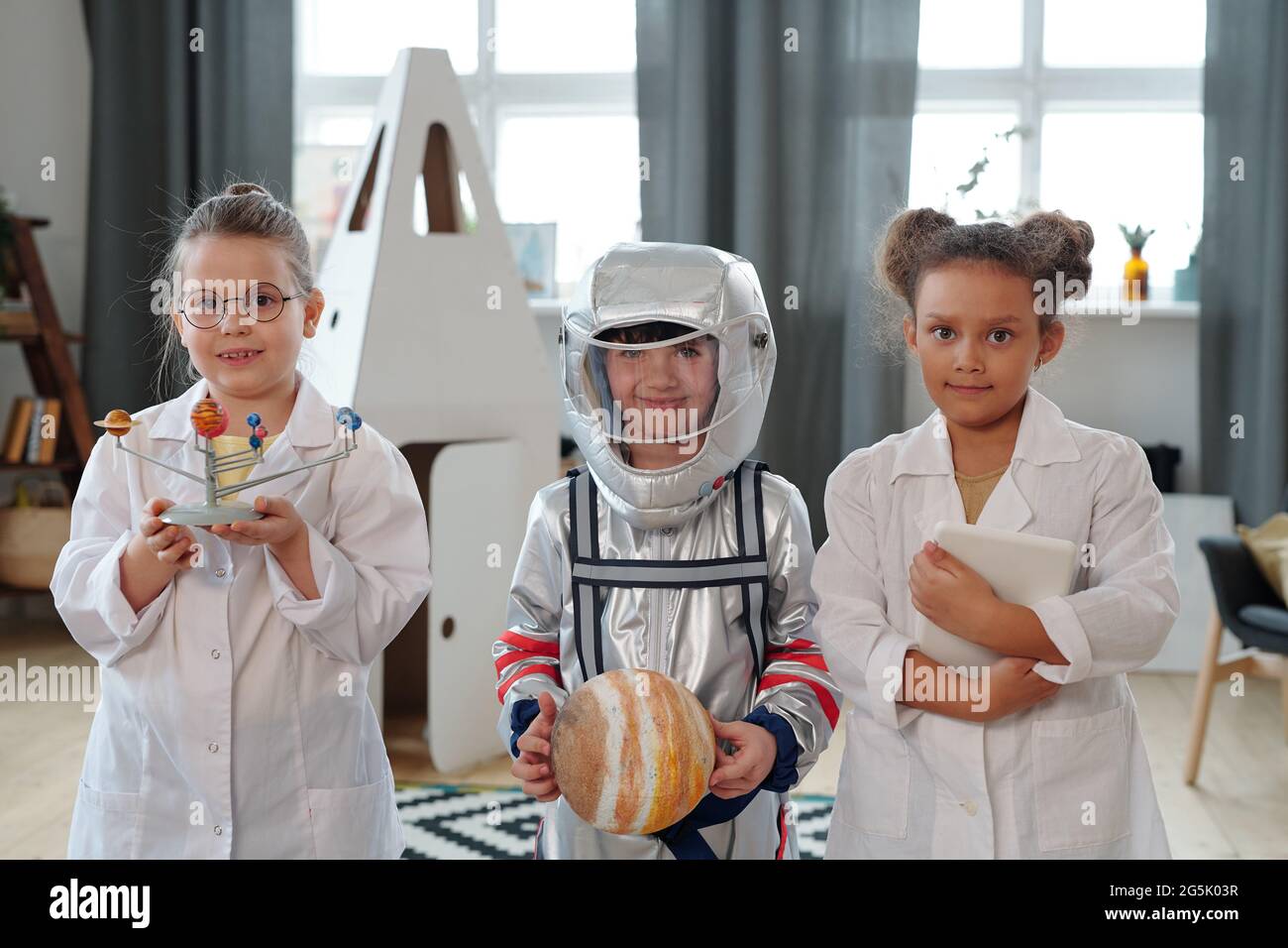 Piccoli rappresentanti di varie professioni in uniforme Foto Stock