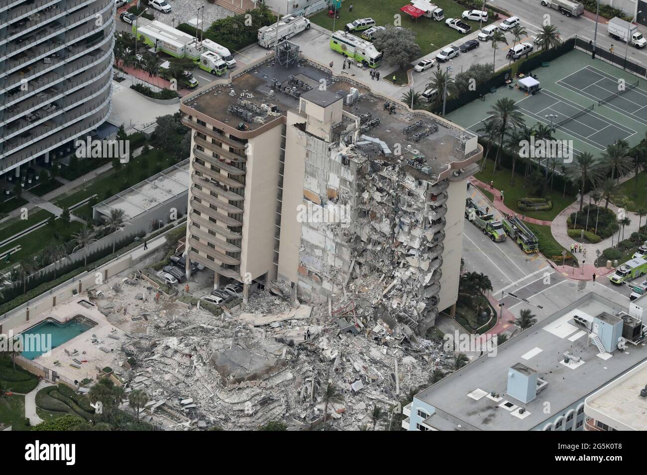 Parte del Champlain Towers South Condo, a 12 piani sul fronte oceano, con più di 100 unità a 8777 Collins Avenue, è crollato intorno alle 2 del mattino giovedì 24 giugno 2021. (Foto di Amy Beth Bennett/South Florida Sun Sentinel/TNS/Sipa USA) Foto Stock