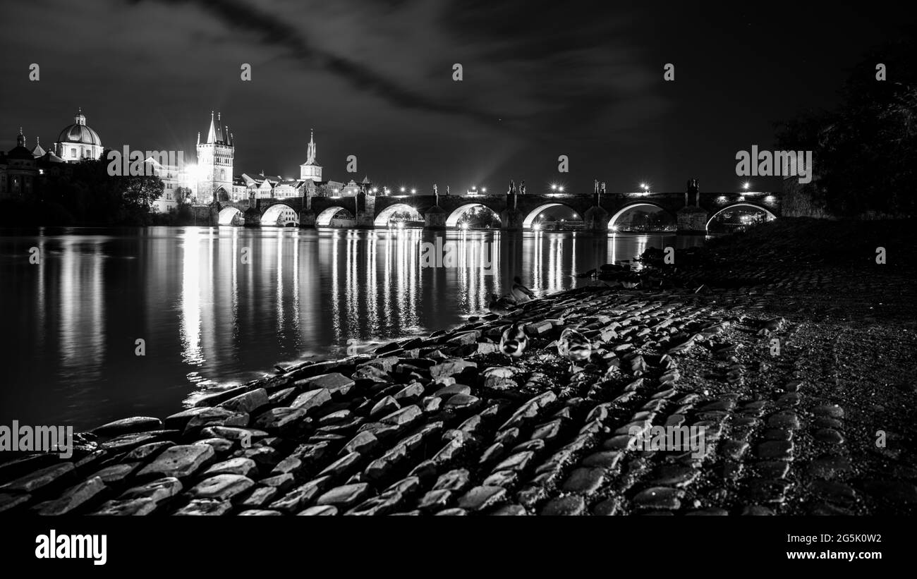Ponte Carlo e fiume Moldava di notte Foto Stock