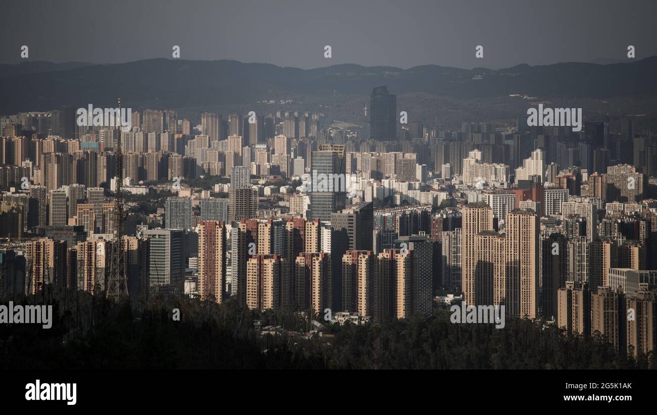 Città di Kunming con edifici costruiti strettamente, enorme popolazione in Cina Foto Stock