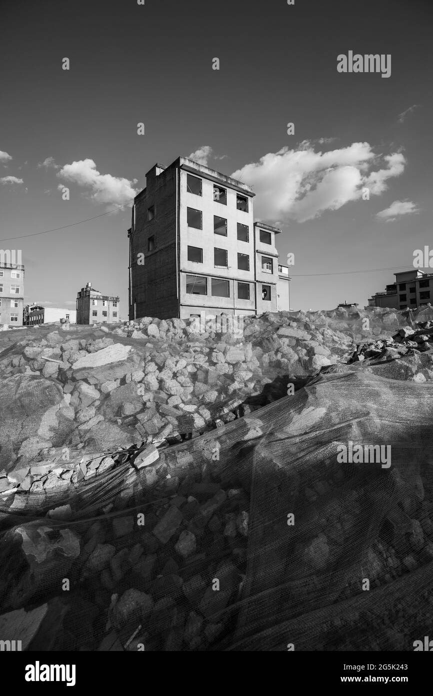 Vecchio edificio in cima alle macerie Foto Stock