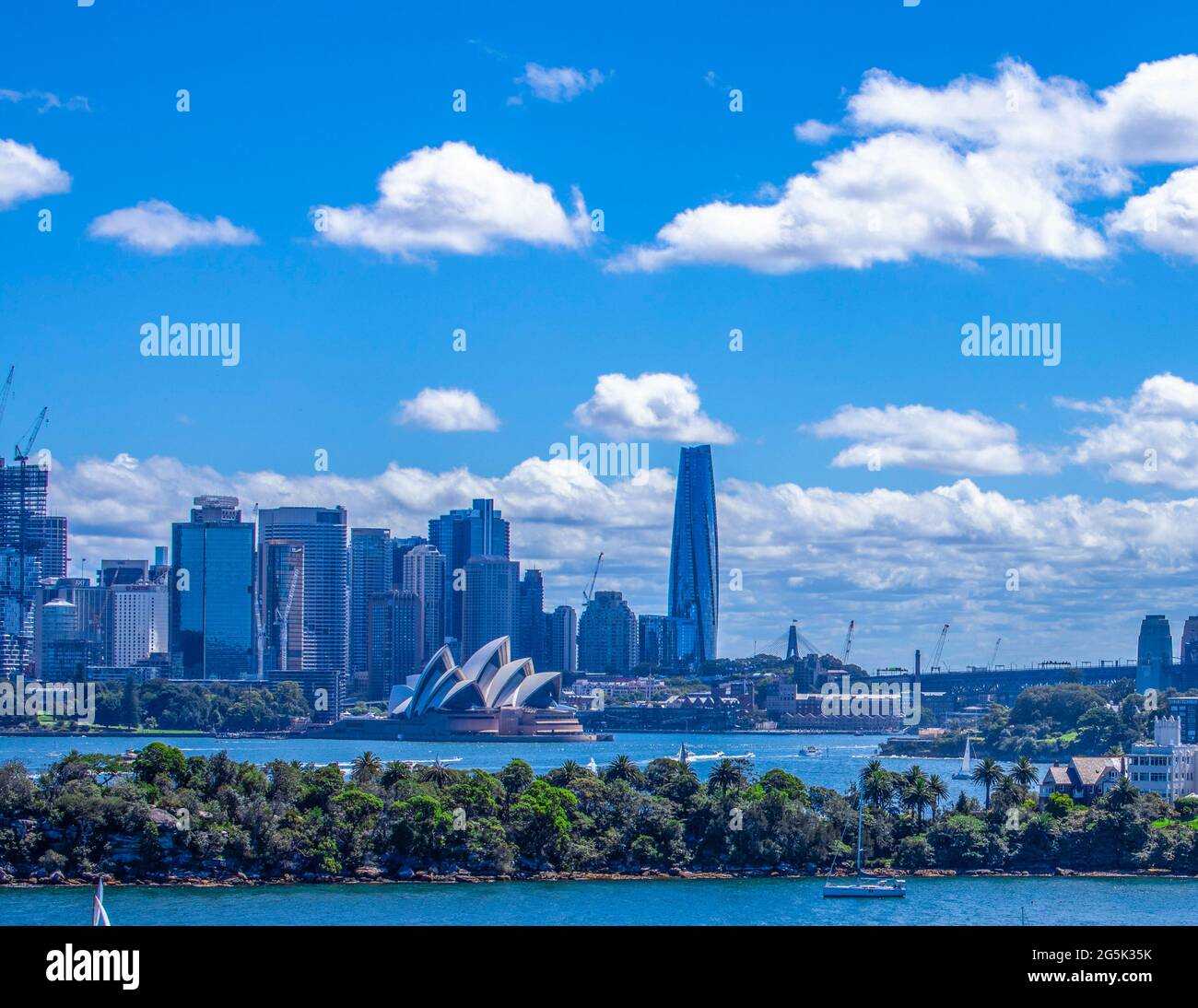 Vista del porto di Sydney e CDB su un bel cielo azzurro cielo azzurro mare limpido barche yacht e traghetto edifici residenziali e commerciali Australia Foto Stock