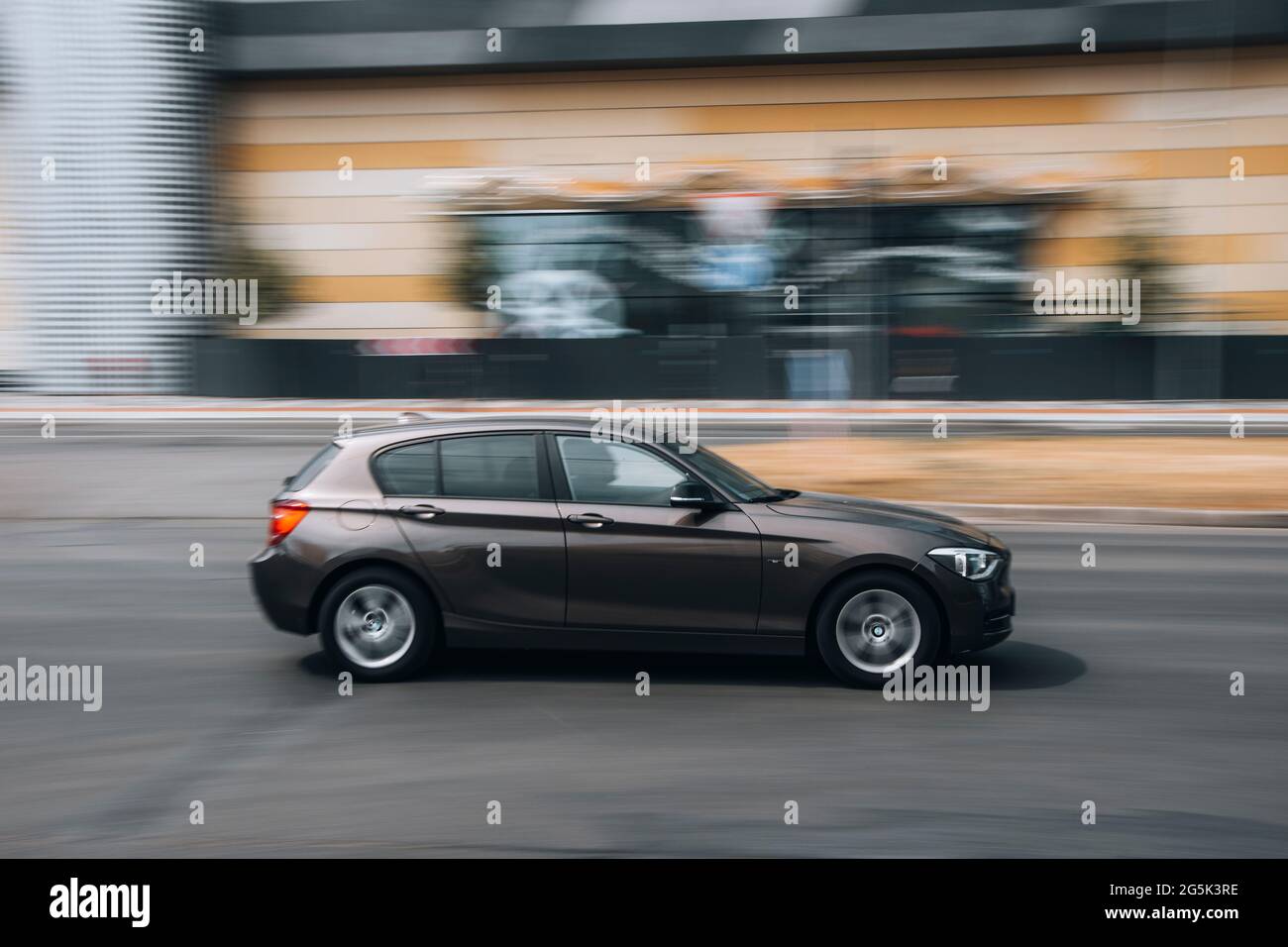 Ucraina, Kiev - 27 giugno 2021: Marrone BMW 1 Serie auto in movimento per la strada. Editoriale Foto Stock