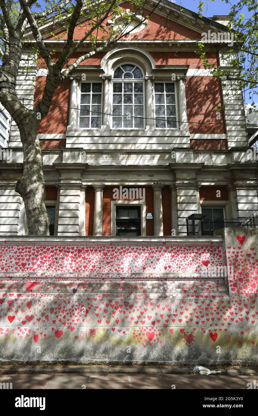 Londra, Regno Unito. 10 maggio 2021. Vista del National Covid Memorial Wall sull'argine sul lato sud del Tamigi, di fronte al Parlamento. Essa ci ricorda quanto sia stato difficile l'ultimo anno per molti. Il memoriale continua a evolversi - originariamente un cuore è stato disegnato per ciascuna delle 150,000 persone che sono morte nel Regno Unito durante la pandemia. I membri del pubblico continuano ad aggiungere sia cuori che messaggi personali, mentre il memoriale diventa un appuntamento della vita londinese. (Foto di Martin Pope/SOPA Images/Sipa USA) Credit: Sipa USA/Alamy Live News Foto Stock
