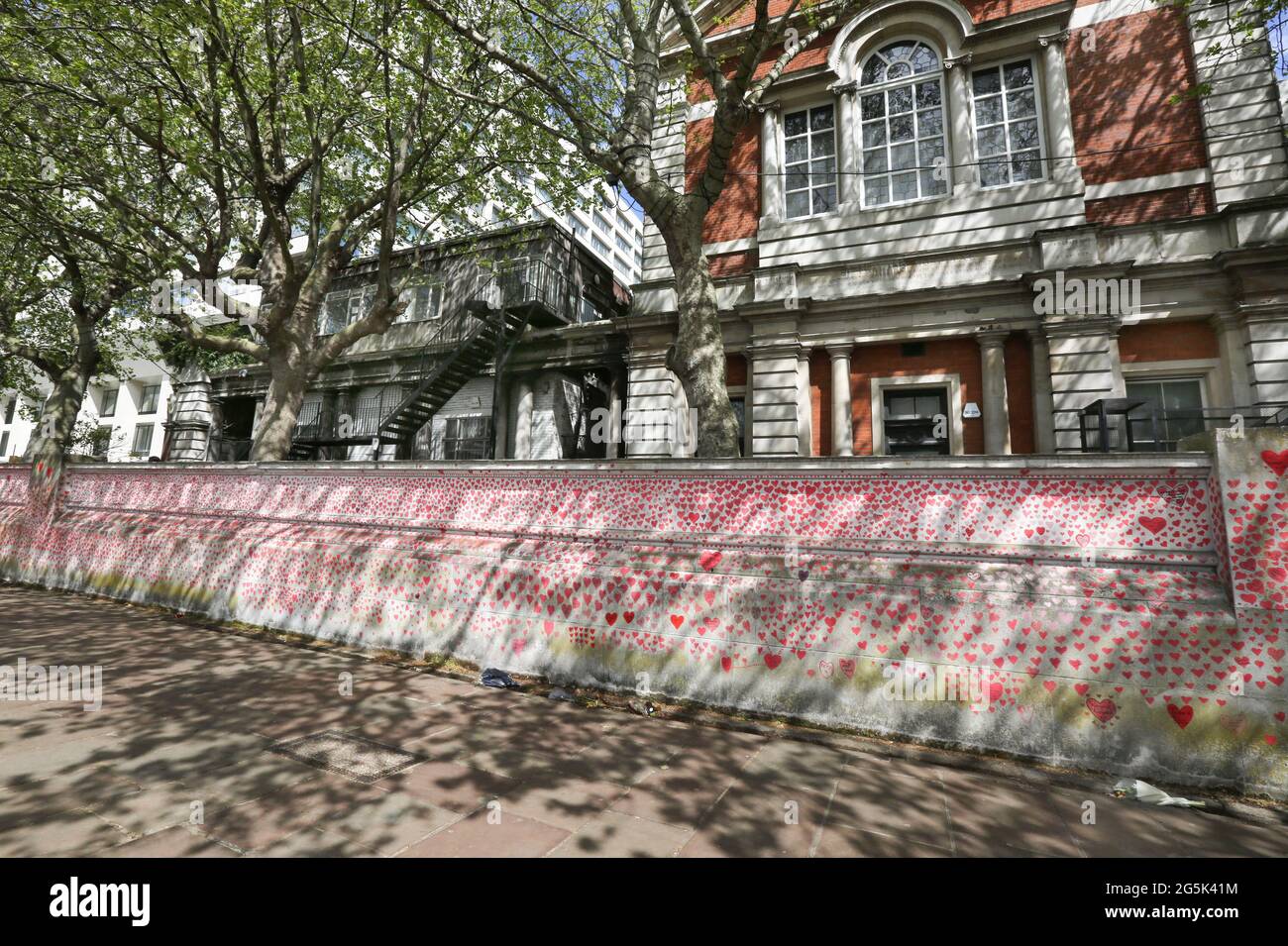 Londra, Regno Unito. 10 maggio 2021. Vista del National Covid Memorial Wall sull'argine sul lato sud del Tamigi, di fronte al Parlamento. Essa ci ricorda quanto sia stato difficile l'ultimo anno per molti. Il memoriale continua a evolversi - originariamente un cuore è stato disegnato per ciascuna delle 150,000 persone che sono morte nel Regno Unito durante la pandemia. I membri del pubblico continuano ad aggiungere sia cuori che messaggi personali, mentre il memoriale diventa un appuntamento della vita londinese. (Foto di Martin Pope/SOPA Images/Sipa USA) Credit: Sipa USA/Alamy Live News Foto Stock