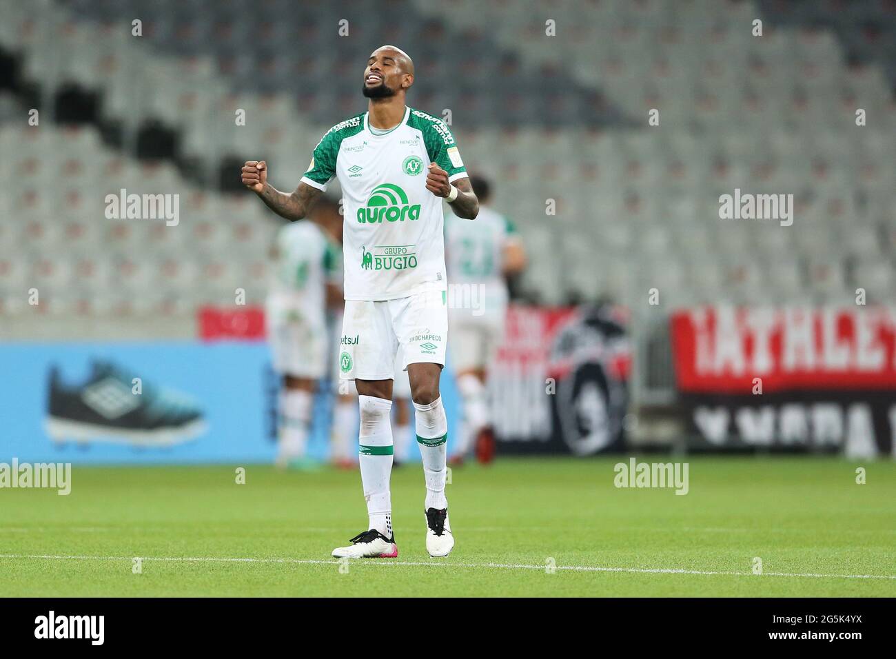 27 giugno 2021; Arena da Baixada, Curitiba, Brasile; Serie a brasiliana, Atletico Paranaense contro Chapecoense; Felipe Santana di Chapecoense celebra il suo obiettivo di squadra da Geuvanio nel 94 ° minuto 2-2 Foto Stock