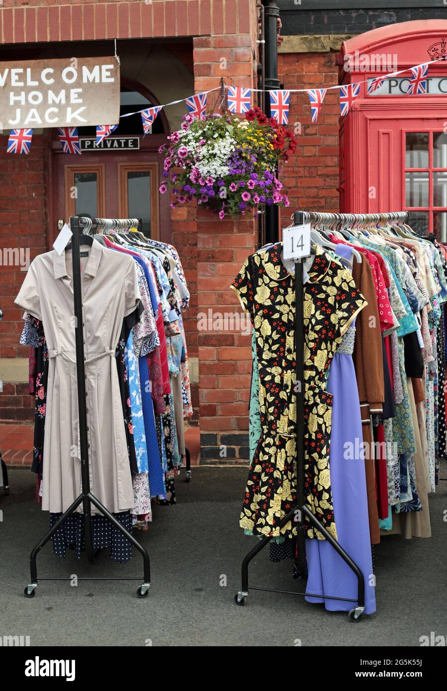 Abbigliamento vintage in vendita presso la stazione di Bewdley durante il fine settimana degli anni '40. Foto Stock