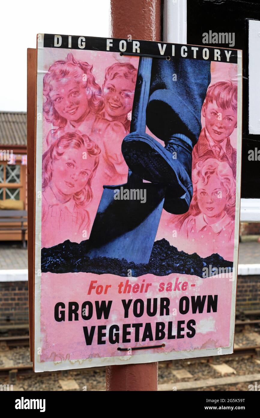 Poster della guerra mondiale 2 in esposizione alla stazione di Bewdley durante il fine settimana degli anni '40. Foto Stock