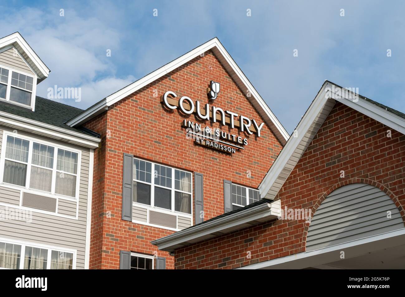MILWAUKEE, WI, USA - 20 GIUGNO 2021 - esterno del Country Inn & Suites motel e logo del marchio. Foto Stock