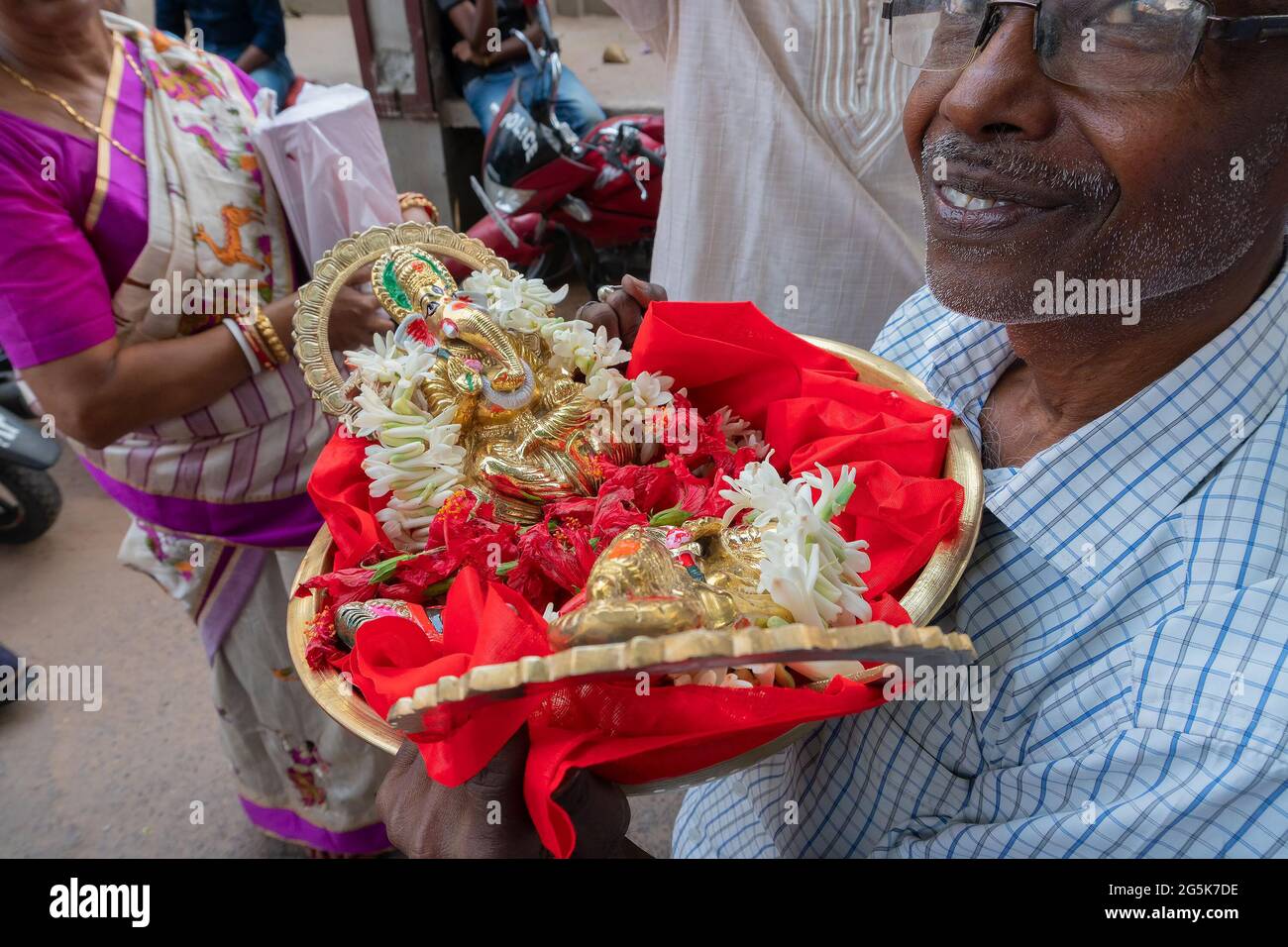 Kolkata, Bengala Occidentale, India - 15 Aprile 2019 : uomo vecchio sorridente e felice che porta colorati idoli di argilla della Dea Laxmi e Signore Ganesh per il culto, in Foto Stock